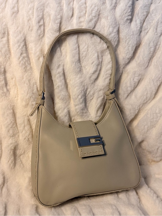 G by Guess Handbags - Vintage Y2K GUESS Cream Shoulder Bag